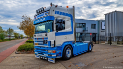 20251019-Tom-Holding-00491